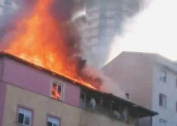 Esenyurt’ta korkutan yangın… Binanın çatısı alev alev yanıyor!