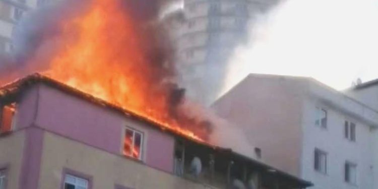 Esenyurt’ta korkutan yangın… Binanın çatısı alev alev yanıyor!