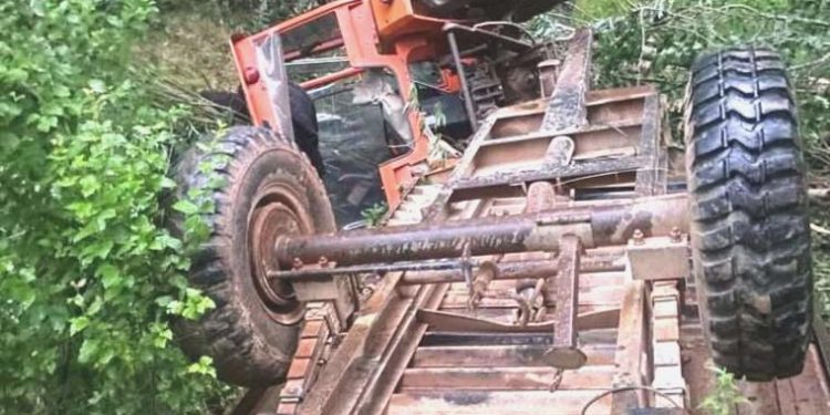 Eski belediye lideri traktörün altında kalarak hayatını kaybetti