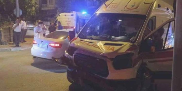 Faciadan dönüldü… Burdur’da ambulans ile araba çarpıştı: 4 yaralı