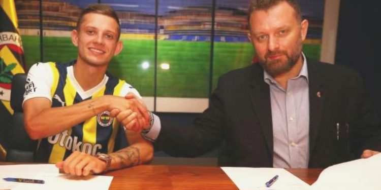 Fenerbahçe Sebastian Szymanski’yi resmen açıkladı