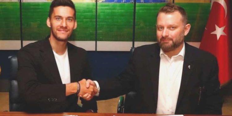 Fenerbahçe Umut Nayir’i renklerine bağladı