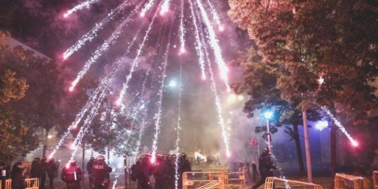 Fransa, isyanların akabinde Bastille Günü’nde havai fişek satışını yasakladı