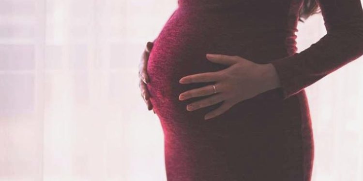 Gebe bayanların karnında ziyanlı kimyasal hususlar tespit edildi