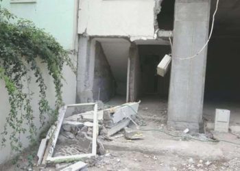 Güçlendirmek istediği konutunun duvarı üzerine yıkıldı