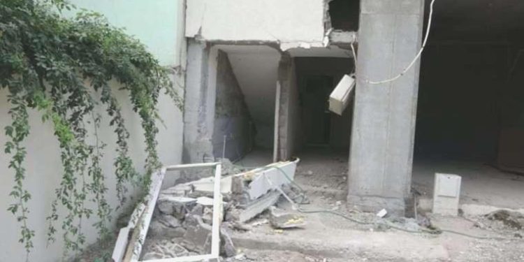 Güçlendirmek istediği konutunun duvarı üzerine yıkıldı