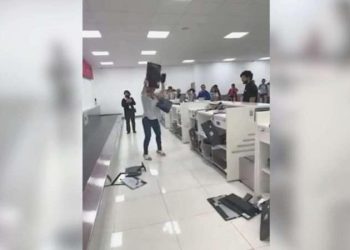 Havalimanında sonlanan yolcu bilgisayarlara saldırdı