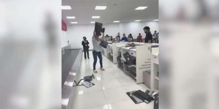 Havalimanında sonlanan yolcu bilgisayarlara saldırdı