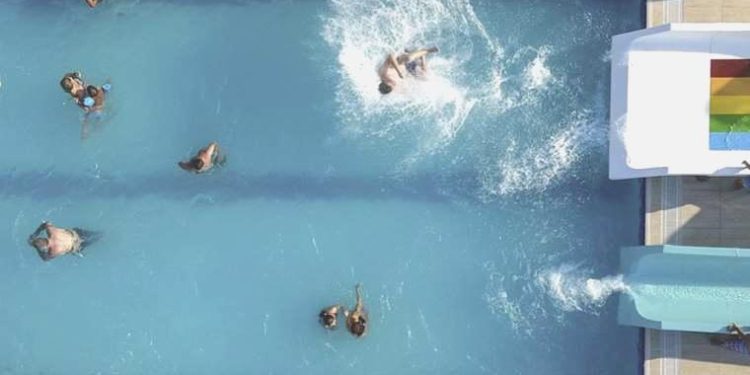 ‘Havuzda su yutmak enfeksiyon hastalığı sebebi’