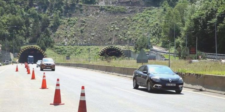 Heyelan nedeniyle kapanmıştı: Ulaşım olağana döndü