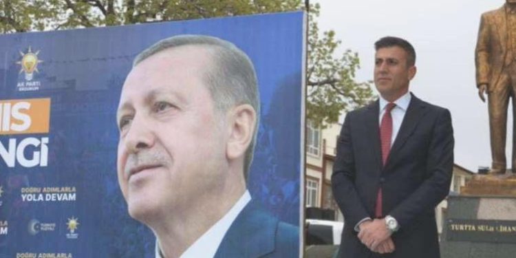 Hınıs Belediye Lideri Erdoğan Eren, 15 Temmuz etkinliğinde kalp krizi geçirdi