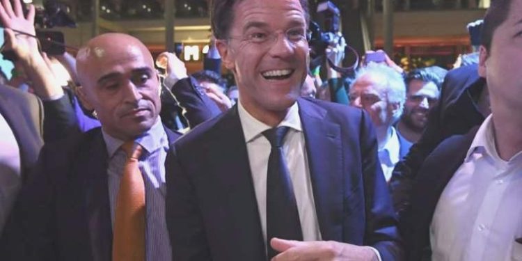 Hollanda’da koalisyon hükümeti istifa etti