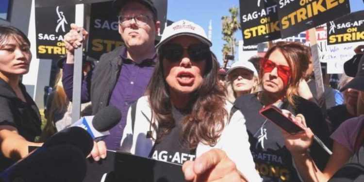 Hollywood: On binlerce oyuncu ve senaristin tarihi grevi ‘yıl sonuna kadar sürebilir’