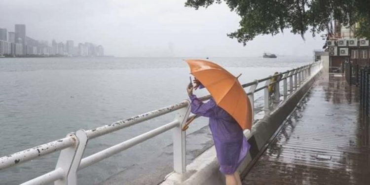 Hong Kong’da ‘Talim Tayfunu’ nedeniyle okullar ve borsa süreksiz olarak kapatıldı