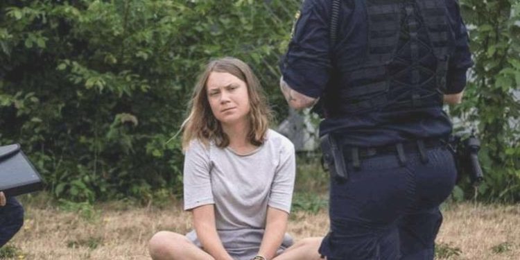 İklim eylemcisi Greta Thunberg İsveç’te petrol tankerlerine mani olduğu için mahkemeye çıkacak
