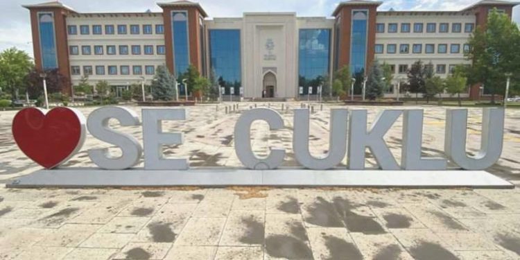 İlçe tabelasındaki harf çalındı, Belediye Lideri toplumsal medyada paylaştı: ‘Bizim L’yi kim aldıysa getirsin’