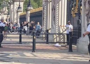 İngiltere’de bir kişi kendini Buckingham Sarayı’nın kapılarına kelepçeledi