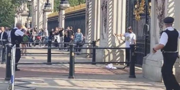 İngiltere’de bir kişi kendini Buckingham Sarayı’nın kapılarına kelepçeledi