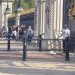 İngiltere’de bir kişi kendini Buckingham Sarayı’nın kapılarına kelepçeledi