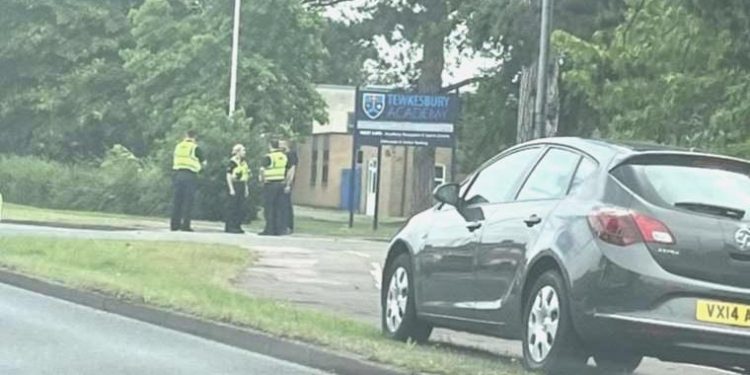 İngiltere’de bir okulda öğretmene bıçaklı taarruz