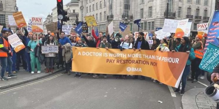 İngiltere’de hekimlerin en uzun grevi başladı