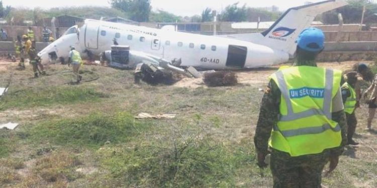 İnişe geçtiği sırada rotasından çıkan uçak, ikiye bölündü