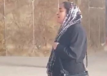 İranlı bayan müzik söyleme yasağını mescitte protesto etti