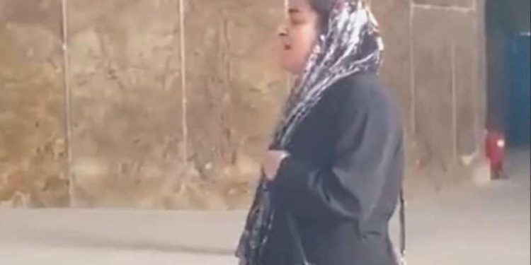 İranlı bayan müzik söyleme yasağını mescitte protesto etti