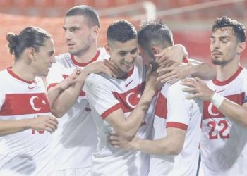 İsmi Fenerbahçe ile anılıyordu: Kaan Ayhan’dan Mert Müldür açıklaması