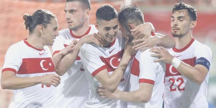 İsmi Fenerbahçe ile anılıyordu: Kaan Ayhan’dan Mert Müldür açıklaması