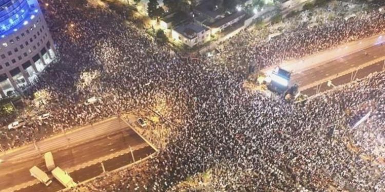 İsrail’de yüz binlerce kişi hükümetin yargı düzenlemesine karşı tekrar sokaklara indi