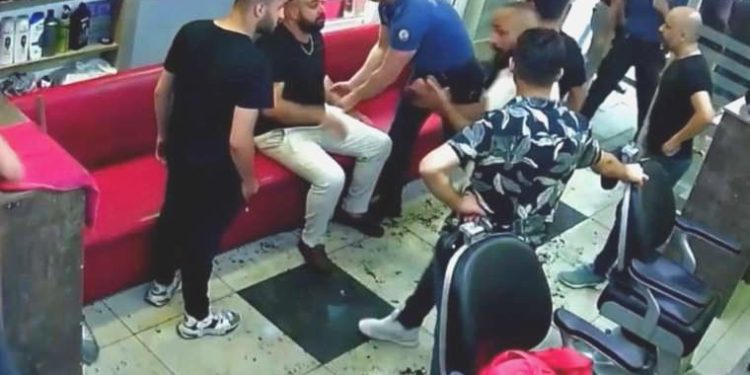 İstanbul’da kuaförde silahlı kavga!