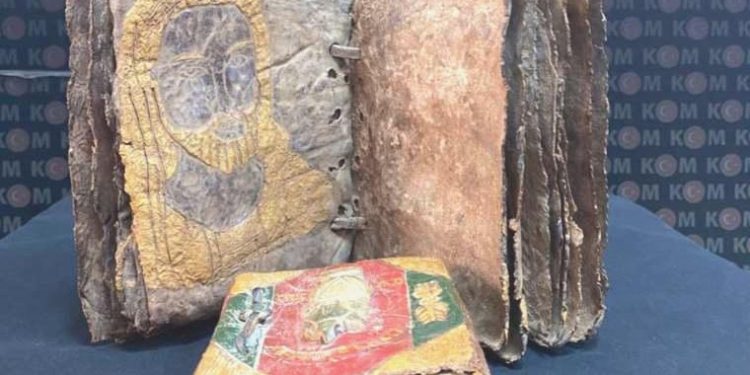 İstanbul’da tarihi eser operasyonu: İncil, Tevrat ve çok sayıda sikke ele geçirildi