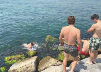 İstanbul’da termometreler 34 dereceyi gördü, erkekler Üsküdar’da denize girdi