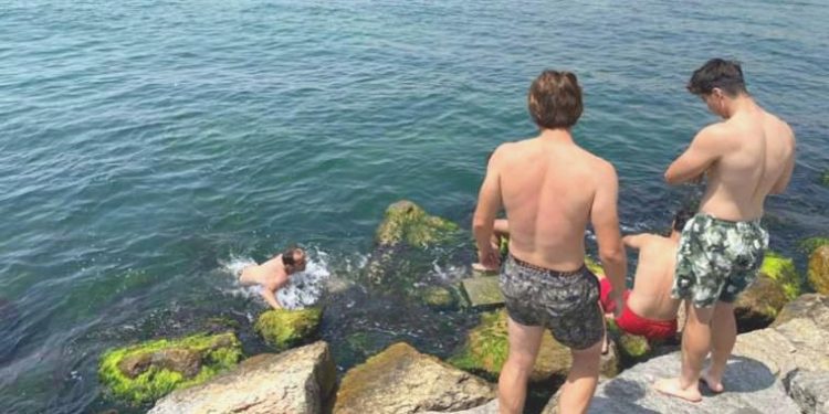 İstanbul’da termometreler 34 dereceyi gördü, erkekler Üsküdar’da denize girdi