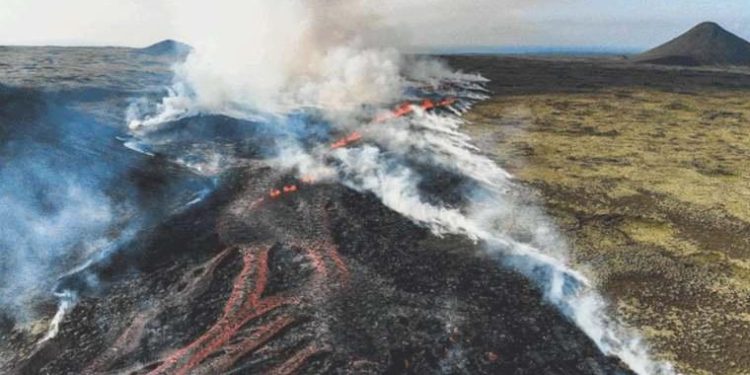 İzlanda’nın başşehri yakınında lav püskürmeye başladı