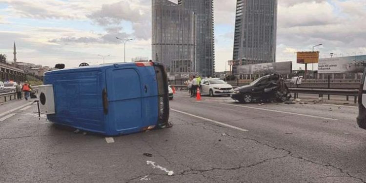 Kağıthane TEM Otoyolu’nda zincirleme kaza: 1’i ağır 2 kişi yaralandı
