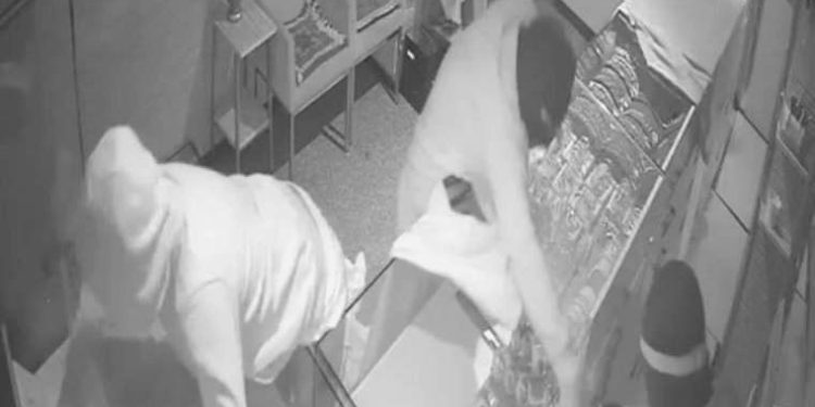 Kağıthane’de sinemaları aratmayan soygun: Kuyumcudan 1 dakikada 2 milyon liralık altın çaldılar!