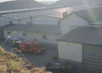 Kaldırıma çarpan araba, fabrika bahçesine uçtu; 2 meyyit