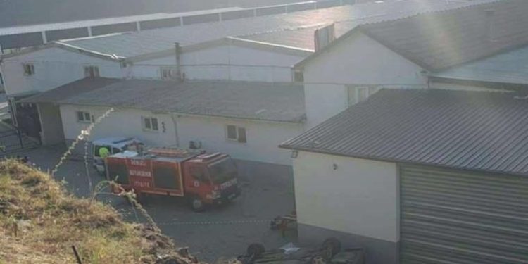 Kaldırıma çarpan araba, fabrika bahçesine uçtu; 2 meyyit