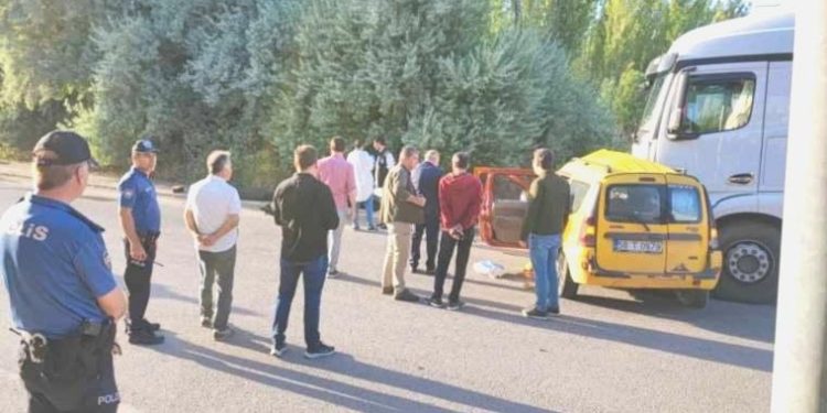 Kamyon çarptığı ticari taksiyi sürükledi: 4 meyyit, 1 ağır yaralı