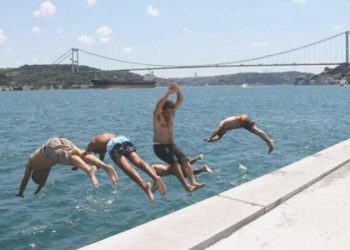 Kandıra kıyılarında olumsuz hava şartları nedeniyle hafta sonu denize girmek yasaklandı