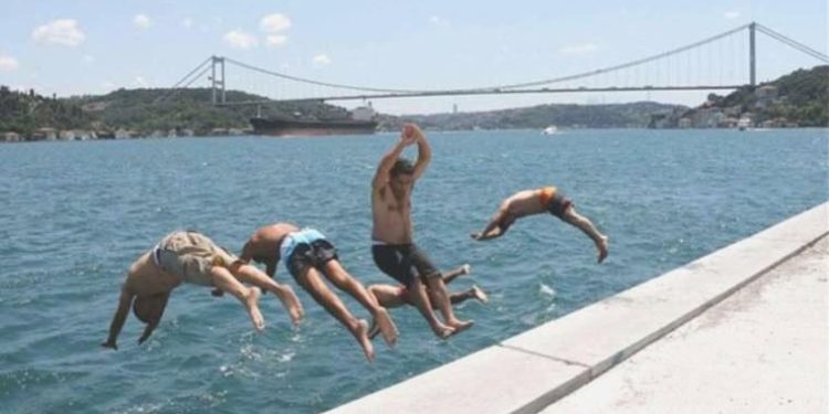 Kandıra kıyılarında olumsuz hava şartları nedeniyle hafta sonu denize girmek yasaklandı