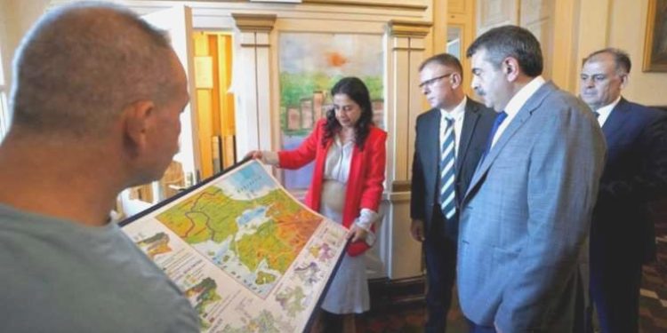 Karma eğitimi amaç almıştı: Bakan Tekin, Özel Fener Rum okullarını ziyaret etti