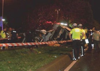 Kartal’da ağaca çarpan araç ikiye bölündü: 1 meyyit, 1 yaralı