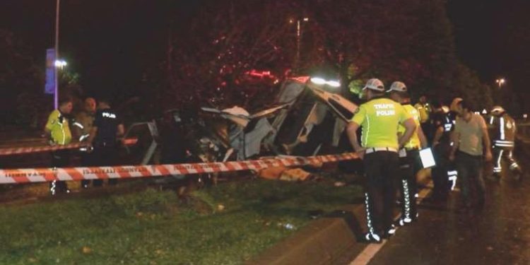 Kartal’da ağaca çarpan araç ikiye bölündü: 1 meyyit, 1 yaralı