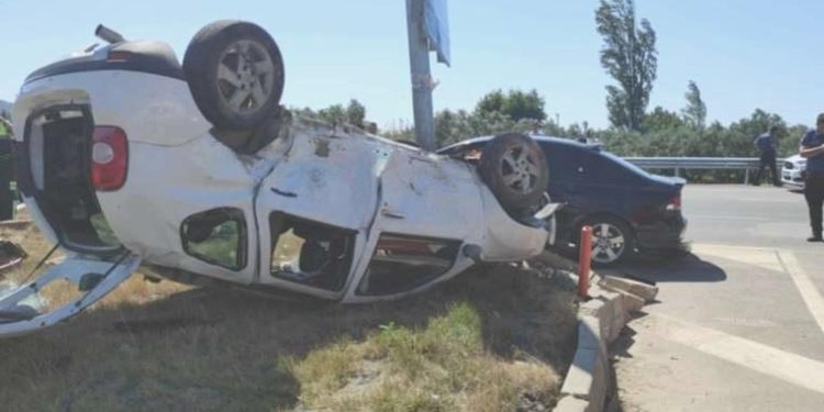 Kavşakta iki araba çarpıştı: 1 meyyit, 4 yaralı