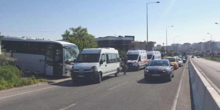 Kayseri’de emekçi servisleri çarpıştı: Çok sayıda yaralı!