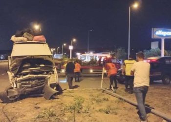 Kayseri’de minibüs ile araba çarpıştı: 16 yaralı