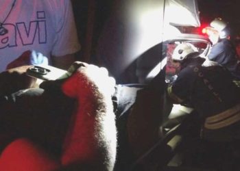 Kazada sıkıştığı yerden kurtuldu, araçtaki telefon için takımları harekete geçirdi